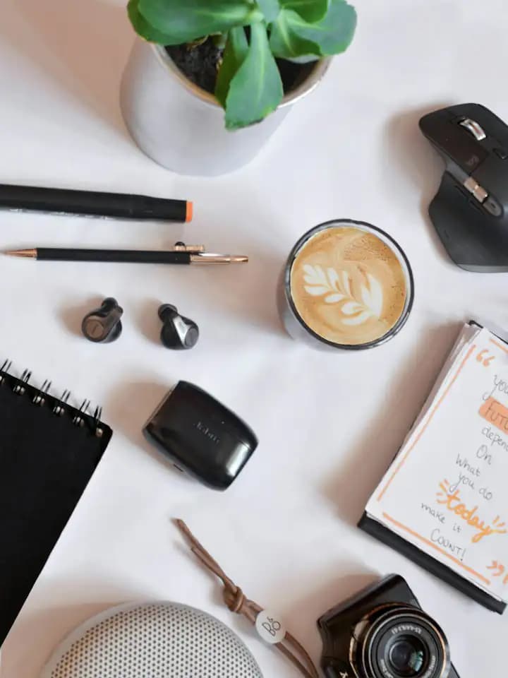 Café, caderno e objetos do dia a dia