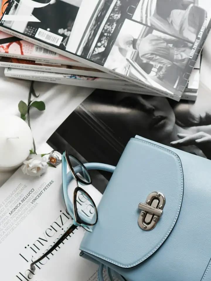 Bolsa azul-clara sobre revistas