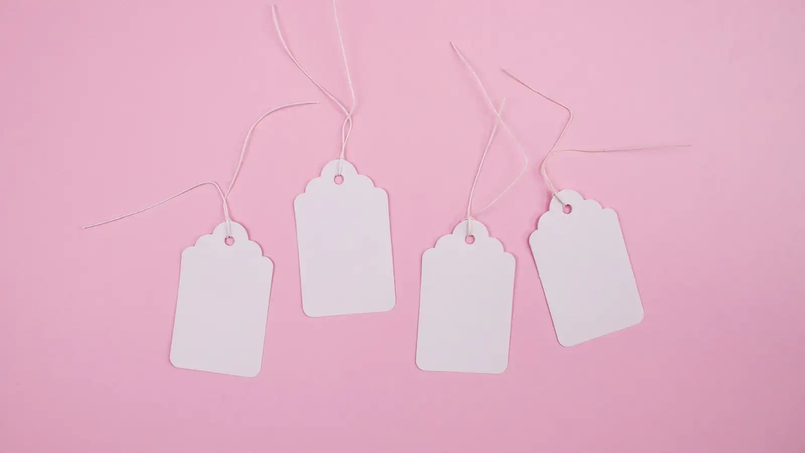 Etiquetas de preço sobre fundo rosa